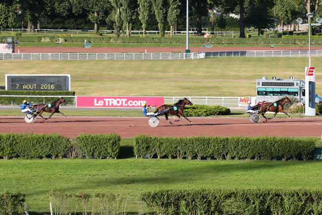 Photo d'arrivée de la course pmu PRIX DE BALIZAC à ENGHIEN le Dimanche 7 août 2016