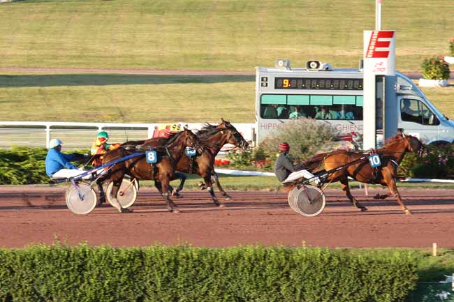 Photo d'arrivée de la course pmu PRIX DE LA PORTE DOREE à ENGHIEN le Dimanche 7 août 2016