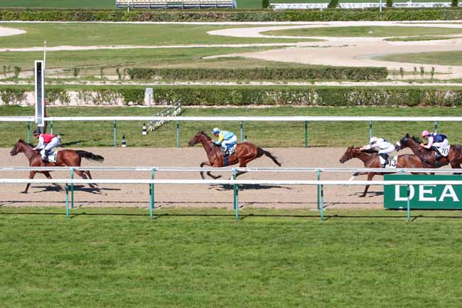 Photo d'arrivée de la course pmu PRIX DU ROCHER DE TOMBELAINE à DEAUVILLE le Mardi 9 août 2016