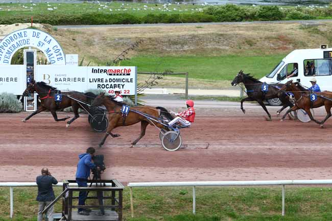 Photo d'arrivée de la course pmu PRIX DU PRESIDENT MAURICE DE FOLLEVILLE à SAINT MALO le Mercredi 10 août 2016