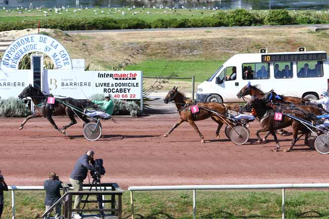 Photo d'arrivée de la course pmu PRIX DU CASINO BARRIERE DE SAINT-MALO à SAINT MALO le Mercredi 10 août 2016