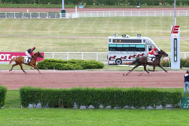 Photo d'arrivée de la course pmu PRIX DE RUFFEC à ENGHIEN le Jeudi 11 août 2016