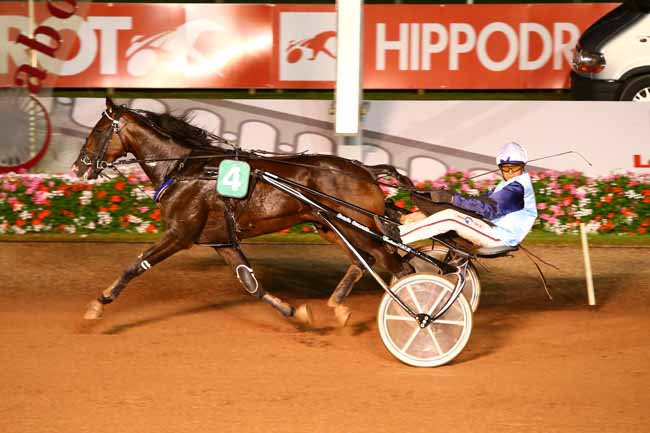 Photo d'arrivée de la course pmu PRIX DES NIVEOLES à CABOURG le Vendredi 12 août 2016