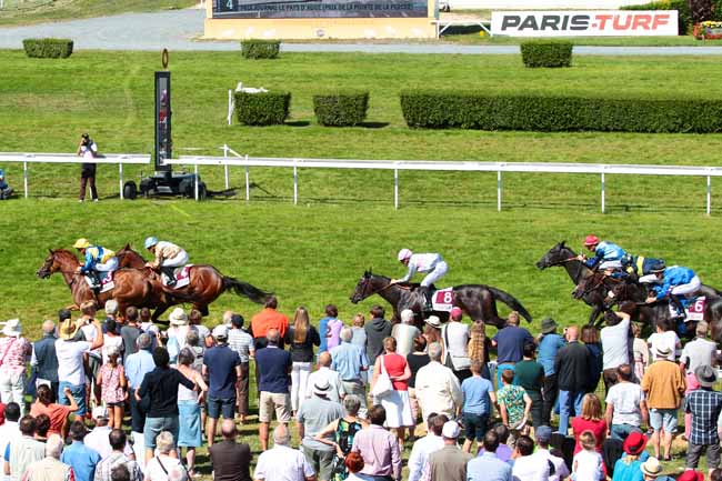 Photo d'arrivée de la course pmu PRIX DE LA POINTE DE LA PERCEE à CLAIREFONTAINE le Vendredi 12 août 2016