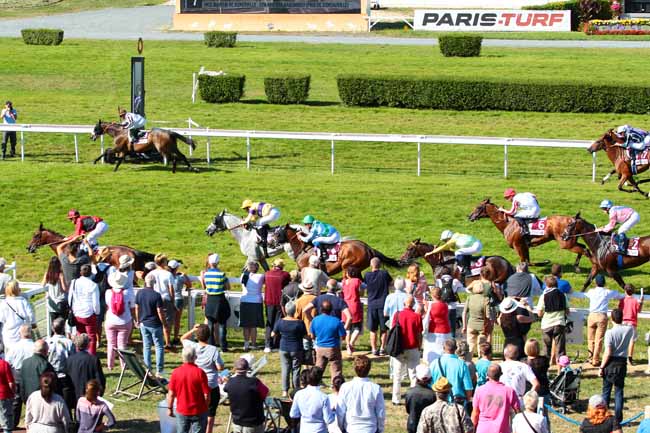 Photo d'arrivée de la course pmu PRIX DE BENEAUVILLE à CLAIREFONTAINE le Vendredi 12 août 2016