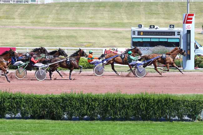 Photo d'arrivée de la course pmu PRIX DE LA GARE DE L'EST à ENGHIEN le Samedi 13 août 2016