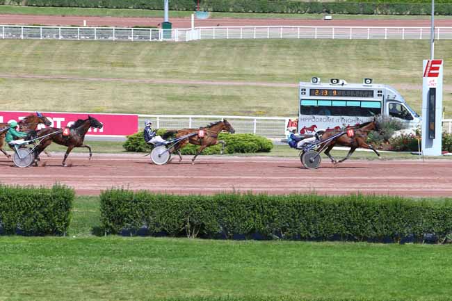 Photo d'arrivée de la course pmu PRIX DE LA PORTE DE VITRY à ENGHIEN le Samedi 13 août 2016