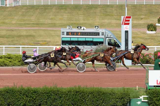 Photo d'arrivée de la course pmu PRIX DE LA COTE D'OR à ENGHIEN le Dimanche 14 août 2016