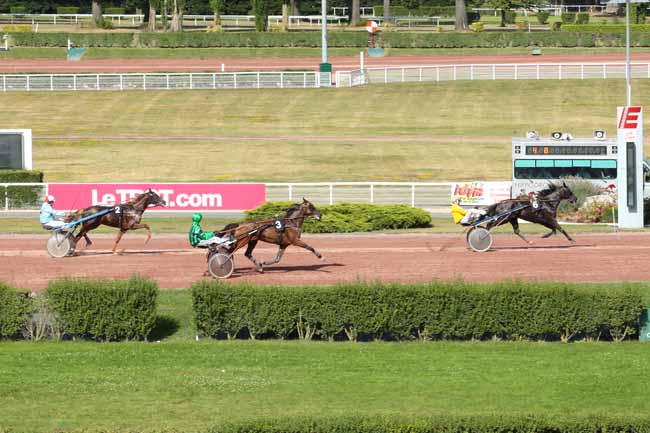 Photo d'arrivée de la course pmu PRIX DE LA MUETTE à ENGHIEN le Dimanche 14 août 2016