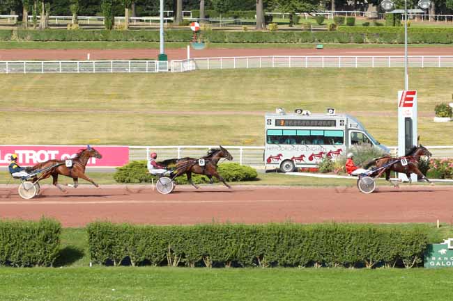 Photo d'arrivée de la course pmu PRIX DE LA PORTE DE CLICHY à ENGHIEN le Dimanche 14 août 2016