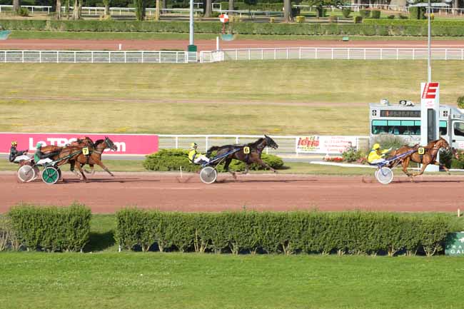 Photo d'arrivée de la course pmu PRIX DES TUILERIES à ENGHIEN le Dimanche 14 août 2016