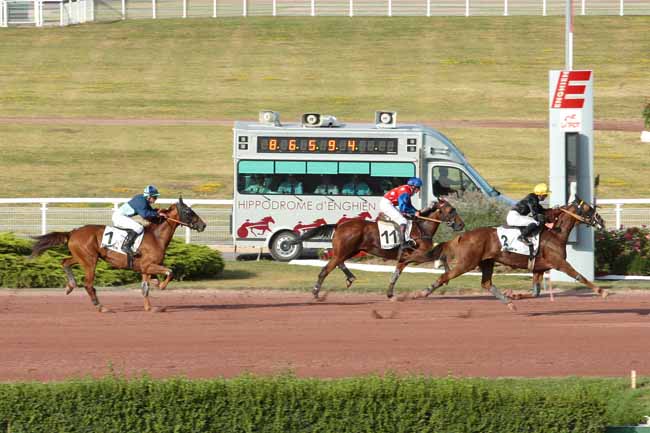 Photo d'arrivée de la course pmu PRIX DE LA PLACE DE VALOIS à ENGHIEN le Dimanche 14 août 2016