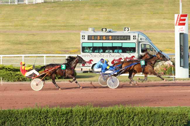 Photo d'arrivée de la course pmu PRIX DE LA PORTE D'ASNIERES à ENGHIEN le Dimanche 14 août 2016