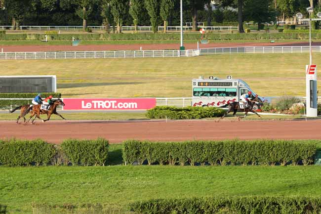 Photo d'arrivée de la course pmu PRIX DE PAILLENCOURT à ENGHIEN le Dimanche 14 août 2016