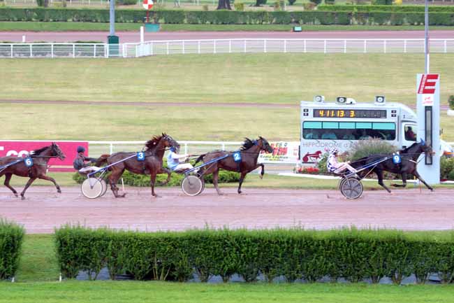 Photo d'arrivée de la course pmu PRIX DE LA PORTE DE PASSY à ENGHIEN le Jeudi 18 août 2016