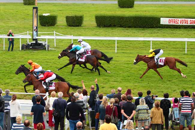 Photo d'arrivée de la course pmu PRIX DES AUBEPINES à CLAIREFONTAINE le Vendredi 19 août 2016