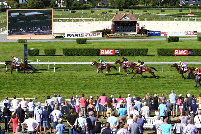 Photo d'arrivée de la course pmu PRIX DES CAMELIAS à CLAIREFONTAINE le Lundi 22 août 2016