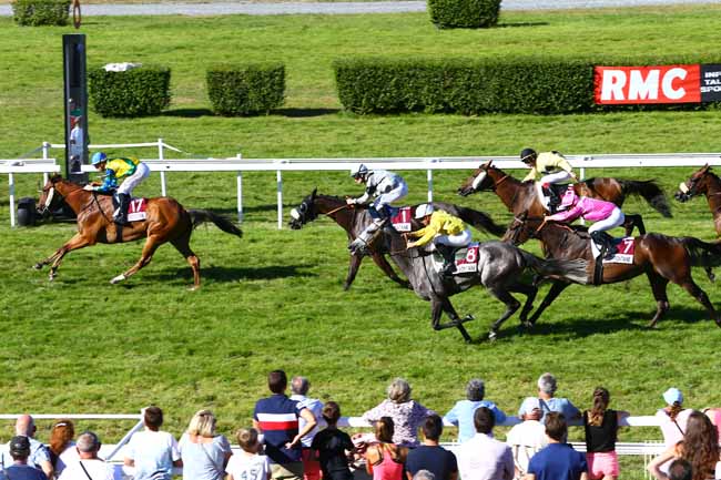 Photo d'arrivée de la course pmu PRIX DE LA MARE AUX CANARDS à CLAIREFONTAINE le Lundi 22 août 2016