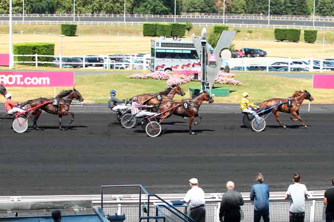 Photo d'arrivée de la course pmu PRIX DE SAINT-DIZIER à PARIS-VINCENNES le Lundi 22 août 2016