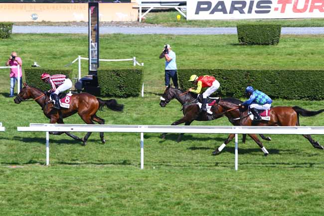 Photo d'arrivée de la course pmu PRIX DE LA RISLE - PRIX DE LA VILLE DE BONNEBOSQ à CLAIREFONTAINE le Jeudi 25 août 2016