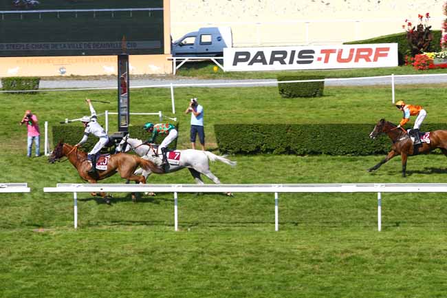 Photo d'arrivée de la course pmu GRAND STEEPLE-CHASE DE LA VILLE DE DEAUVILLE à CLAIREFONTAINE le Jeudi 25 août 2016