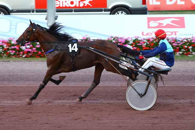 Photo d'arrivée de la course pmu PRIX DES POURPIERS à CABOURG le Vendredi 26 août 2016