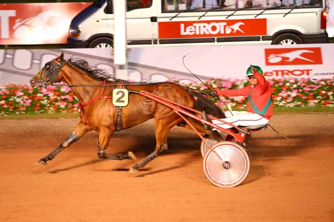 Photo d'arrivée de la course pmu PRIX DES FLAMBOYANTS (GR A) à CABOURG le Vendredi 26 août 2016