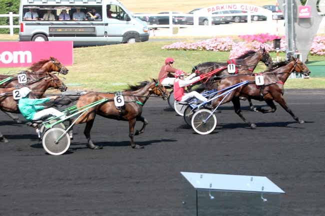 Photo d'arrivée de la course pmu PRIX DE BARBIZON à PARIS-VINCENNES le Samedi 27 août 2016