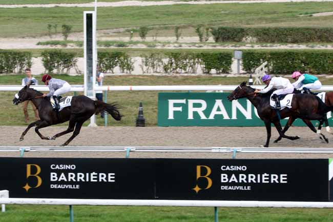 Photo d'arrivée de la course pmu PRIX HOTEL BARRIERE LE ROYAL - DEAUVILLE à DEAUVILLE le Dimanche 28 août 2016