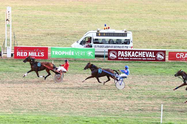Photo d'arrivée de la course pmu PRIX DU CREDIT AGRICOLE à CRAON le Dimanche 4 septembre 2016