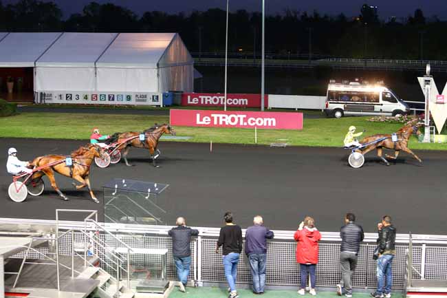 Photo d'arrivée de la course pmu PRIX DE SAINT-DIE à PARIS-VINCENNES le Lundi 19 septembre 2016
