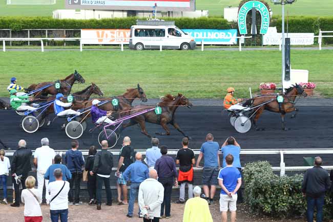 Photo d'arrivée de la course pmu PRIX D'ARRAS à LE CROISE-LAROCHE le Mercredi 21 septembre 2016