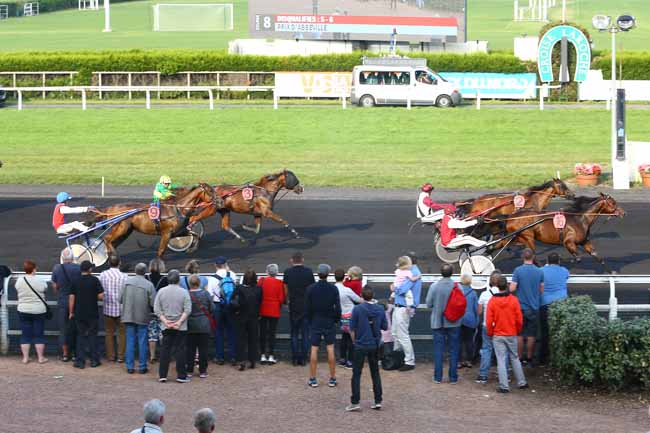 Photo d'arrivée de la course pmu PRIX D'ABBEVILLE à LE CROISE-LAROCHE le Mercredi 21 septembre 2016