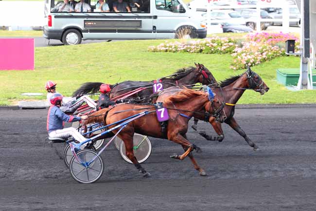 Photo d'arrivée de la course pmu PRIX DE TAVERNY à PARIS-VINCENNES le Jeudi 22 septembre 2016