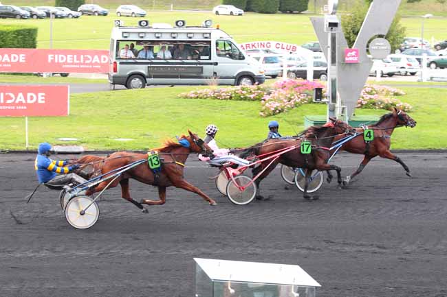 Photo d'arrivée de la course pmu PRIX D'AUVERGNE à PARIS-VINCENNES le Dimanche 25 septembre 2016