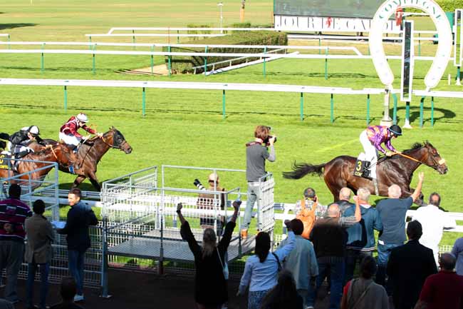 Photo d'arrivée de la course pmu PRIX DU PALAIS IMPERIAL à COMPIEGNE le Jeudi 29 septembre 2016
