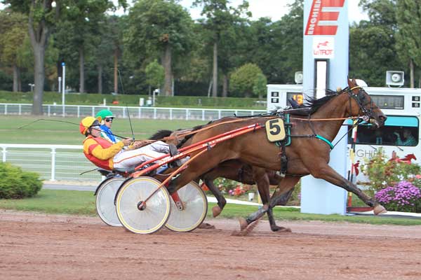 Photo d'arrivée de la course pmu PRIX DE JARNAC à ENGHIEN le Jeudi 29 septembre 2016