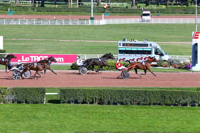 Photo d'arrivée de la course pmu PRIX DE SAINT-CHAMOND à ENGHIEN le Lundi 3 octobre 2016