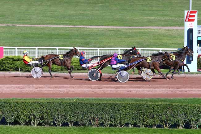 Photo d'arrivée de la course pmu PRIX D'EGLETONS à ENGHIEN le Lundi 3 octobre 2016