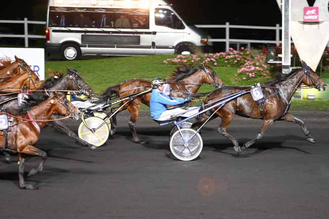 Photo d'arrivée de la course pmu PRIX CHARLEY MILLS à PARIS-VINCENNES le Vendredi 7 octobre 2016
