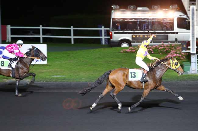 Photo d'arrivée de la course pmu PRIX ELIANE DE BELLAIGUE à PARIS-VINCENNES le Vendredi 7 octobre 2016