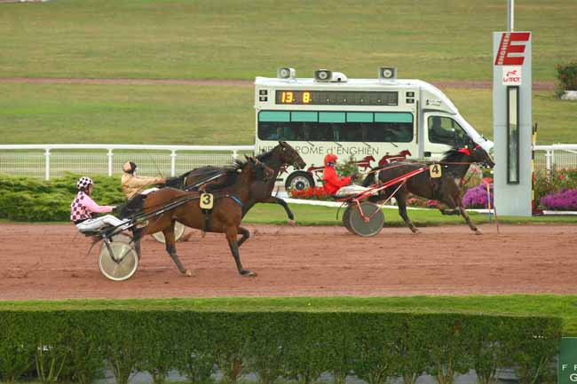 Photo d'arrivée de la course pmu PRIX DE LA PLACE DES VOSGES (GR A) à ENGHIEN le Lundi 10 octobre 2016