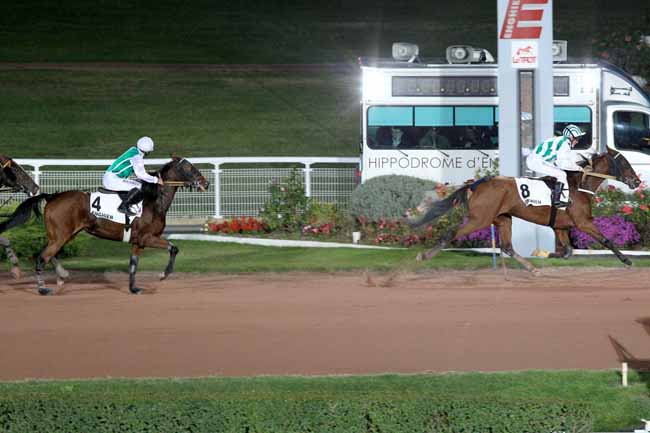 Photo d'arrivée de la course pmu PRIX DE LA PLACE DU PETIT PONT à ENGHIEN le Jeudi 13 octobre 2016
