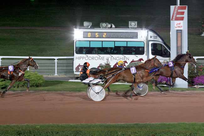 Photo d'arrivée de la course pmu PRIX DU PONT DE LA TOURNELLE à ENGHIEN le Jeudi 13 octobre 2016