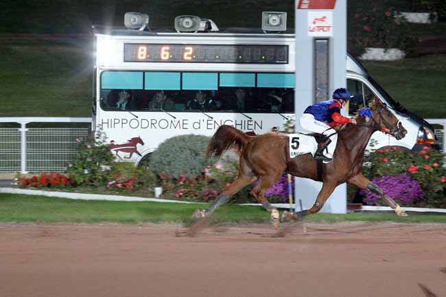 Photo d'arrivée de la course pmu PRIX DE LA PORTE SAINT-DENIS à ENGHIEN le Jeudi 13 octobre 2016