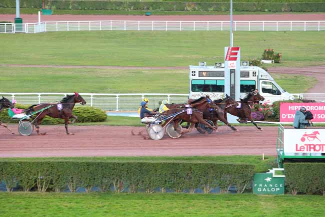 Photo d'arrivée de la course pmu PRIX DE VAUVERT à ENGHIEN le Lundi 17 octobre 2016
