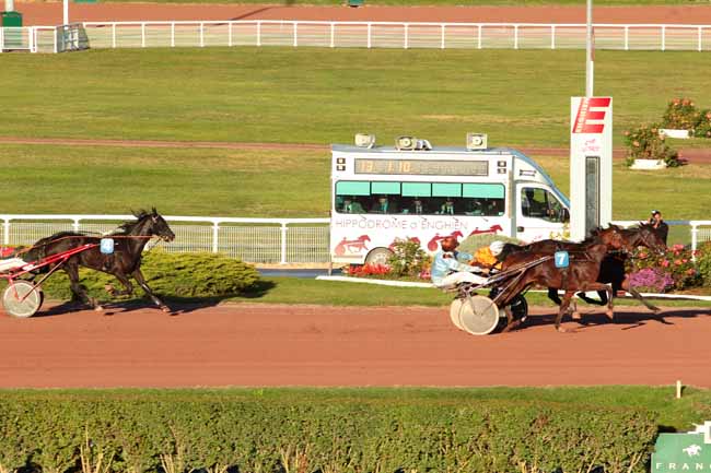 Photo d'arrivée de la course pmu PRIX ARMAND DE BELLAIGUE à ENGHIEN le Lundi 17 octobre 2016
