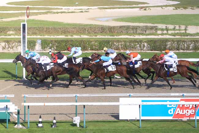 Photo d'arrivée de la course pmu PRIX DE LA ROUTE DE CLAIREFONTAINE à DEAUVILLE le Lundi 17 octobre 2016