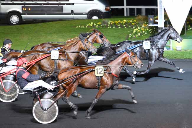 Photo d'arrivée de la course pmu PRIX ARETHUSA à PARIS-VINCENNES le Vendredi 21 octobre 2016