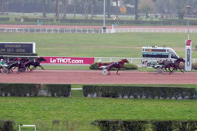 Photo d'arrivée de la course pmu PRIX DE POMAREZ à ENGHIEN le Lundi 24 octobre 2016